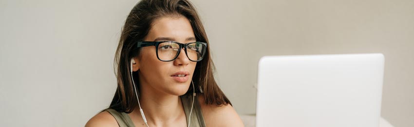 estudiante usando inteligencia artificial